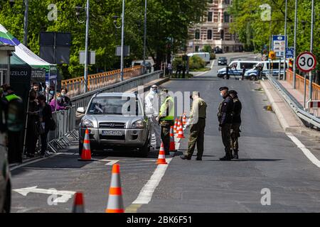 Wroclaw, Polonia. 1° maggio 2020. 1 maggio 2020 Zgorzelec Polonia il confine polacco-tedesco chiuso a Zgorzelec/Goerlitz. Il confine attraversa il fiume Nysa Luzycka, che divide la città a metà. Alcuni residenti della città non possono lavorare a causa della quarantena causata dall'epidemia di CIVID-19. Credit: Krzysztof Kaniewski/ZUMA Wire/Alamy Live News Foto Stock