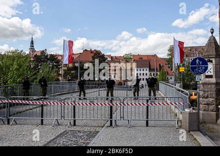 Wroclaw, Polonia. 1° maggio 2020. 1 maggio 2020 Zgorzelec Polonia il confine polacco-tedesco chiuso a Zgorzelec/Goerlitz. Il confine attraversa il fiume Nysa Luzycka, che divide la città a metà. Alcuni residenti della città non possono lavorare a causa della quarantena causata dall'epidemia di CIVID-19. Credit: Krzysztof Kaniewski/ZUMA Wire/Alamy Live News Foto Stock