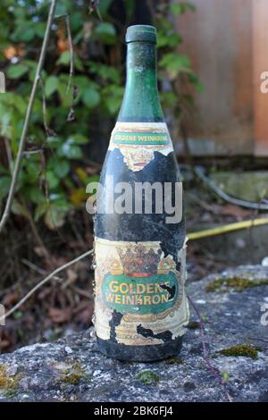 Vecchia bottiglia di vino con etichetta distrutta, Goldene Weinkrone Foto Stock