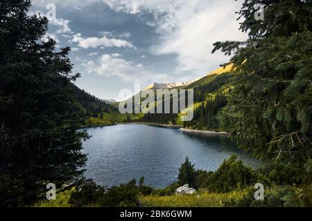Bellissima vista del lago di alta montagna Kolsai in Kazakistan e in Asia centrale Foto Stock