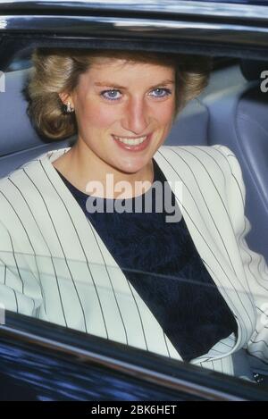 Un sorriso 'diana, Principessa del Galles' che indossa una giacca bianca e nera con pinstried in un'auto guidata da autista senza cintura di sicurezza, Londra, Inghilterra. 1989 Foto Stock