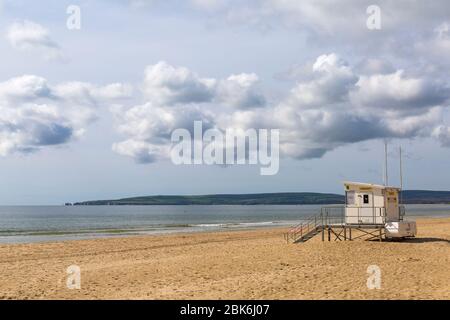 Poole, Dorset Regno Unito. 2 maggio 2020. Tempo nel Regno Unito: Incantesimi soleggiati alle spiagge di Poole sulla costa meridionale, come le persone prendono il loro esercizio consentito, la maggior parte aderendo alle linee guida Coronavirus. Le spiagge sono praticamente deserte, a parte quelle che si allenano. Credit: Carolyn Jenkins/Alamy Live News Foto Stock