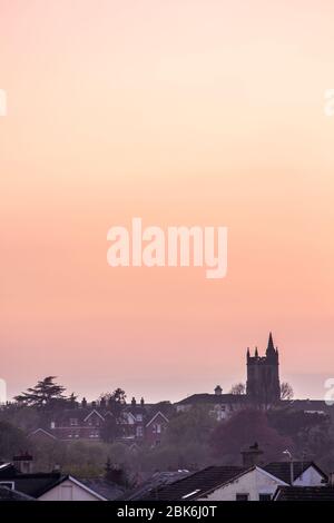 Tunbridge Wells al tramonto guardando verso la guglia della chiesa di St Johns una volta che il sole era tramontato e il cielo era diventato arancione e rosa Foto Stock