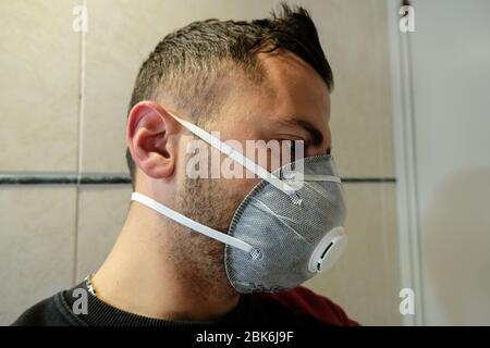 Maschera protettiva del virus corona della medicazione italiana covid-19, malattia pandemica Foto Stock