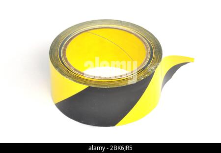 Giallo Nastro di avvertenza su sfondo bianco Foto Stock