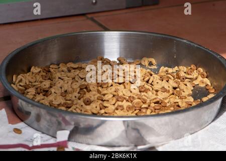 Una ciotola di cibo per cani Foto Stock