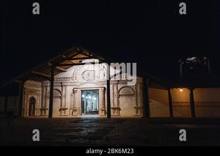 Chiesa della Missione Gesuita di San Javier de Chiquitos, Bolivia. Illuminazione notturna Foto Stock