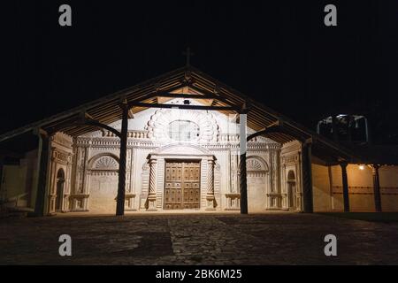 Chiesa della Missione Gesuita di San Javier de Chiquitos, Bolivia. Illuminazione notturna Foto Stock