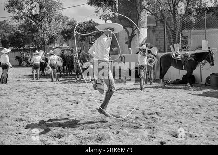 Charrerias sono l'equivalente messicano dei rodei. Per tre giorni i partecipanti hanno lottato per ottenere il massimo numero di punti nei diversi tes Foto Stock