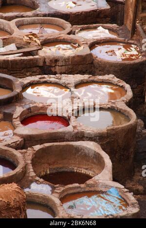 Pelle che muore in una conceria tradizionale, Fes, Marocco Foto Stock