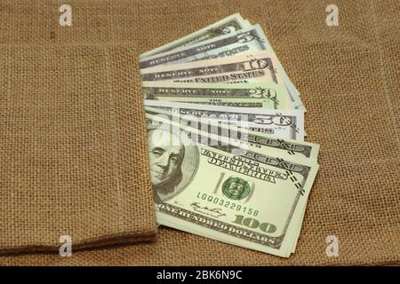 Varites dollaro denaro, la banconota USA inserita in un sacco di sacco su sacco grande sacco. Foto Stock