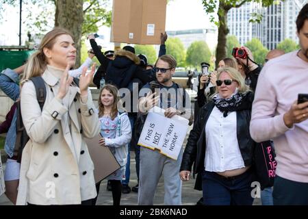 Protesta del Coronavirus Lockdown nel Regno Unito, Londra centrale, 02 maggio 2020 i manifestanti anti anti anti-Lockdown si riuniscono al di fuori di New Scotland Yard, Londra centrale, per dimostrare la loro disapprovazione contro le attuali restrizioni del Coronavirus nel Regno Unito COVID-19. 02 maggio, Londra, Inghilterra, Regno Unito Credit: Clickpics/Alamy Live News Foto Stock