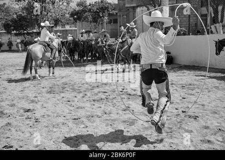 Charrerias sono l'equivalente messicano dei rodei. Per tre giorni i partecipanti hanno lottato per ottenere il massimo numero di punti nei diversi tes Foto Stock