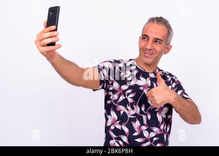 Ritratto di bell'uomo turistico persiano che prende selfie Foto Stock