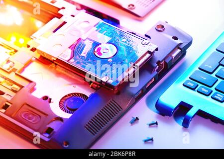 Primo piano sulla scheda madre elettronica nel negozio di riparazione hardware. Immagine sfocata con circuiti del notebook aperti, primo piano sui componenti elettronici. Sfondo con toni Foto Stock