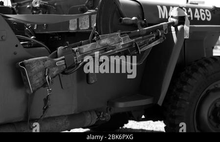 Fucile automatico Browning su una jeep Willys della seconda guerra mondiale Foto Stock