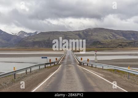 Guardando verso ovest lungo il ponte in acciaio a corsia singola sulla Route 1, sopra il fiume Jökulsá (letteralmente "fiume glaciale") nell'Islanda meridionale, Foto Stock