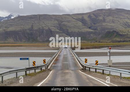 Guardando verso ovest lungo il ponte in acciaio a corsia singola sulla Route 1, sopra il fiume Jökulsá (letteralmente "fiume glaciale") nell'Islanda meridionale, Foto Stock