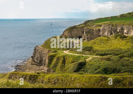 Vista della cava di Winspit dalla passeggiata costiera in cima alla scogliera, vicino a Worth Matravers, Dorset, Engand, Regno Unito Foto Stock