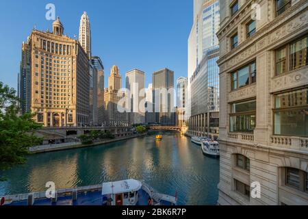 Vista mattutina dei grattacieli e dei taxi d'acqua sul fiume Chicago, Chicago, Illinois, Stati Uniti d'America, Nord America Foto Stock
