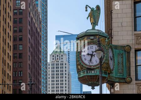 Vista dell'orologio ornato all'angolo della strada, Chicago, Illinois, Stati Uniti d'America, Nord America Foto Stock