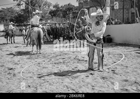 Charrerias sono l'equivalente messicano dei rodei. Per tre giorni i partecipanti hanno lottato per ottenere il massimo numero di punti nei diversi tes Foto Stock