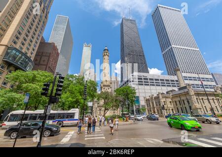 Vista del Water Tower e John Hancock Tower su Michigan Avenue, Chicago, Illinois, Stati Uniti d'America, America del Nord Foto Stock