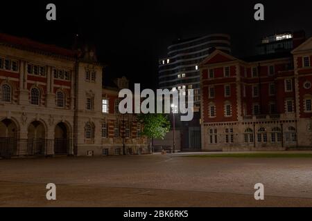 Vista notturna del Chelsea College of Art Parade Ground con moderni appartamenti sullo sfondo Foto Stock