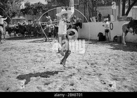 Charrerias sono l'equivalente messicano dei rodei. Per tre giorni i partecipanti hanno lottato per ottenere il massimo numero di punti nei diversi tes Foto Stock