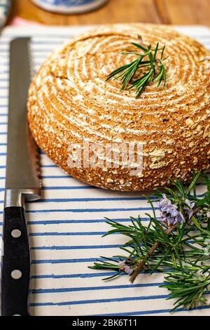 Pane di pasta frolla fatto in casa presentato su una piastra di ceramica (formato Ritratto) Foto Stock