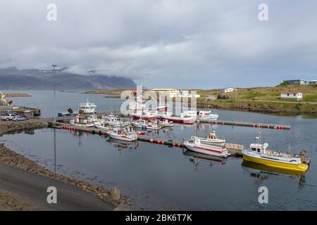 Vista sul piccolo porto di Djúpivogur sulla penisola di Búlandsnes, Hamarsfjörður, Islanda orientale. Foto Stock