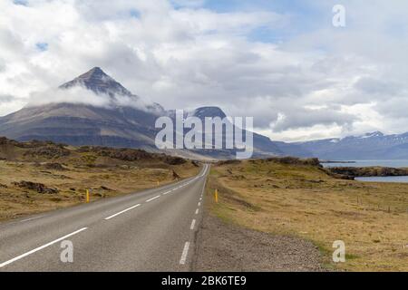 Splendida vista lungo la Route 1 accanto al fiordo di Berufjörður nell'Islanda orientale. Foto Stock