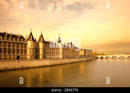La Conciergerie al Palazzo di Giustizia e Pont Neuf Bridge sulla Senna, Ile de la Cite, Parigi, Francia Foto Stock