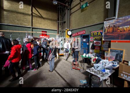 Shopping al mercato delle pulci IJ-Hallen, Amsterdam Noord, zona NDSM Foto Stock