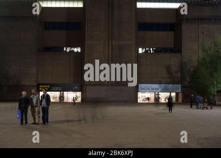 Architettura degli anni '40 entrata Brick Power Station convertito Tate Modern Gallery Bankside, Londra, SE1 di Sir Giles Gilbert Scott Herzog & de Meuron Foto Stock