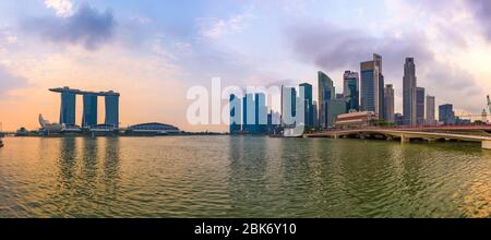 Lo skyline di Singapore presso la Marina durante il crepuscolo. Foto Stock