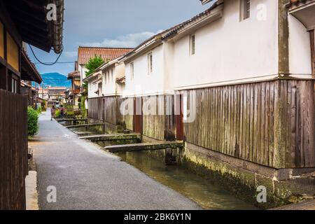 Kurayoshi, Tottori, strade e magazzini della città vecchia del Giappone. Foto Stock