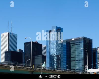 Centro di Toronto, Canada. 06. 08. 2017. uffici alti e edifici a torre dell'hotel. giorno estivo luminoso. cielo azzurro chiaro. sorpasso autostradale in primo piano. Foto Stock