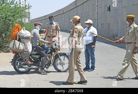 Beawar, India. 1 maggio 2020. I poliziotti arrestano i pendolari che viaggiano durante il governo ha imposto il blocco nazionale in seguito alla pandemia del coronavirus (COVID-19), a Beawar. (Foto di Sumit Saraswat/Pacific Press) Credit: Pacific Press Agency/Alamy Live News Foto Stock