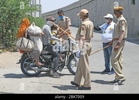 Beawar, India. 1 maggio 2020. Poliziotto che intraprende azioni contro pendolari che viaggiano durante il governo ha imposto il blocco nazionale in seguito alla pandemia di coronavirus (COVID-19), a Beawar. (Foto di Sumit Saraswat/Pacific Press) Credit: Pacific Press Agency/Alamy Live News Foto Stock