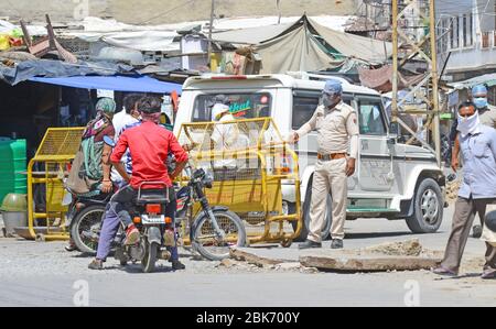 Beawar, India. 1 maggio 2020. I poliziotti arrestano i pendolari che viaggiano durante il governo ha imposto il blocco nazionale in seguito alla pandemia del coronavirus (COVID-19), a Beawar. (Foto di Sumit Saraswat/Pacific Press) Credit: Pacific Press Agency/Alamy Live News Foto Stock