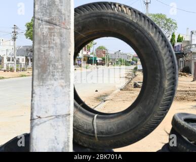 Beawar, India. 1 maggio 2020. Vista delle strade deserte nella zona di Sedariya, dove tre pazienti positivi COVID-19 sono stati trovati durante il governo imposto a livello nazionale blocco in seguito alla pandemia coronavirus, a Beawar. (Foto di Sumit Saraswat/Pacific Press) Credit: Pacific Press Agency/Alamy Live News Foto Stock