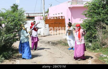 Beawar, India. 1 maggio 2020. Lavoratori Anganwadi indossare maschera facciale protettiva e guanti durante un'indagine porta a porta per controllare la diffusione di nuovi coronavirus pandemic, a Beawar. (Foto di Sumit Saraswat/Pacific Press) Credit: Pacific Press Agency/Alamy Live News Foto Stock