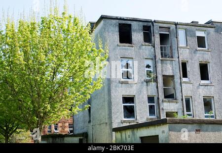 Derelict abbandonato consiglio casa in crisi edilizia povera ghetto proprietà slum nel Nord Inghilterra Foto Stock