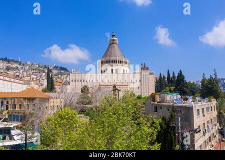 Immagine aerea della Basilica dell'Annunciazione oltre le vecchie case della città di Nazaret Foto Stock