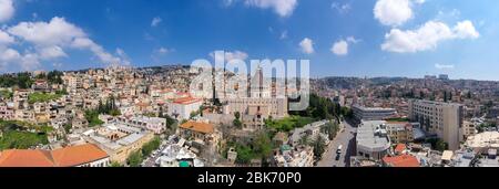 Panorama aereo della Basilica dell'Annunciazione sulle vecchie case della città di Nazareth Foto Stock