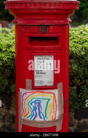 Covid-19 Lockdown Brentwood Essex UK Postbox con pittura arcobaleno bambino Foto Stock