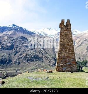 Antica torre di avvistamento vicino alla Basilica di Sioni, sopra la valle del fiume Terek e l'autostrada militare georgiana, Georgia. Foto Stock