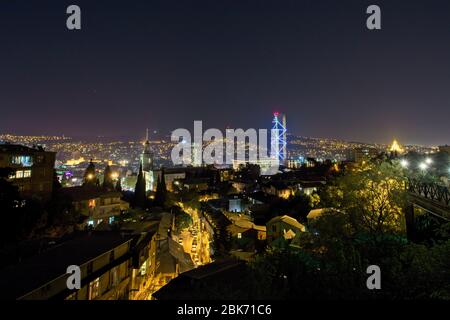 Vista notturna sulla capitale georgiana, Tbilisi. Foto Stock