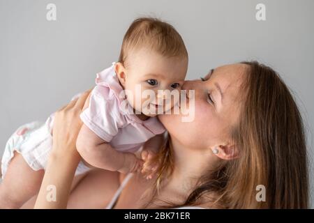 Madre amorevole che tiene la sua ragazza bella del bambino del bambino Foto Stock